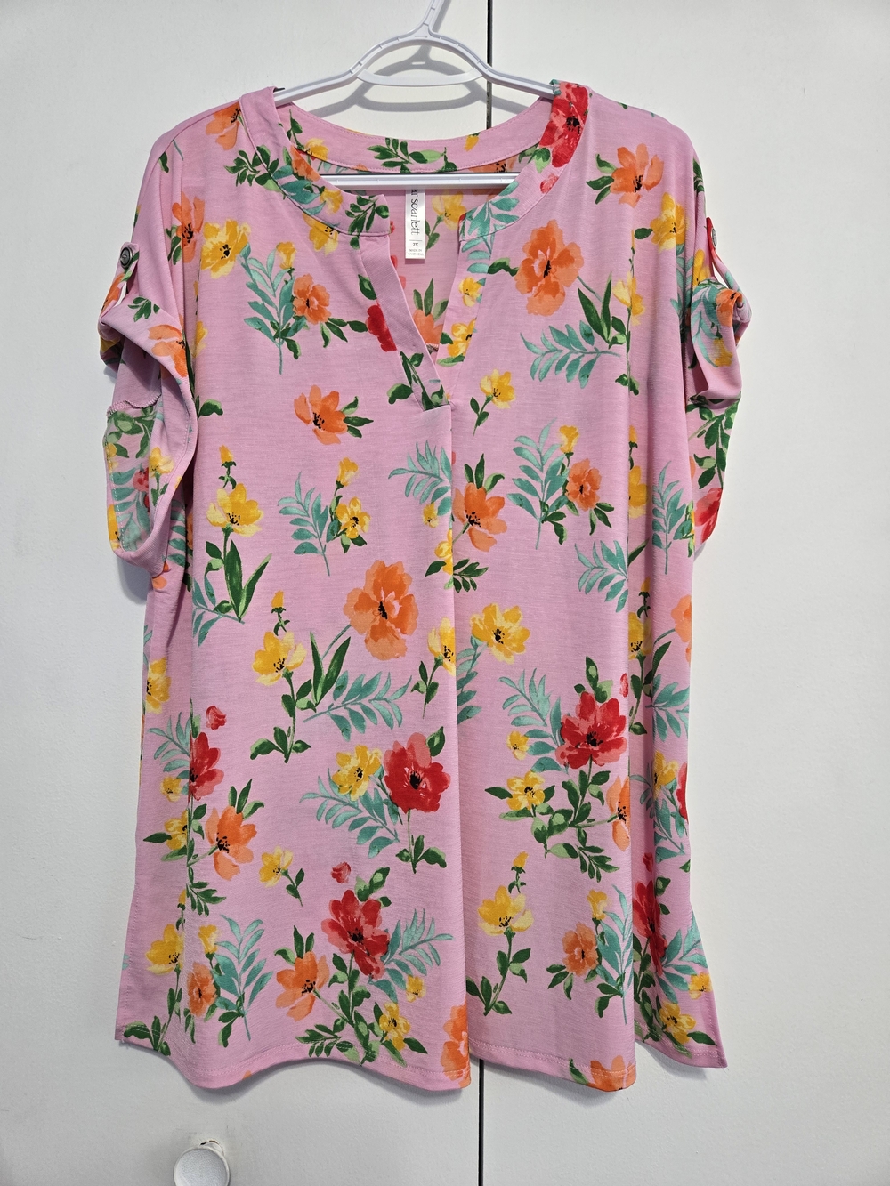 Dear Scarlett 2X‎ Pink Floral Blouse Split Neck Roll Tab Sleeve Stretch Top